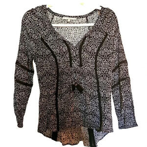 NWOT Daniel Rainn black and white  patterned v neck blouse Size Small
